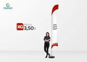 Wind Banner Completo GG (3,50m de Altura) 100% Políéster Largura: 65cm A x Altura: 350cm Frente e Verso Personalizado Impressão Sublimada Costura e Corte Personalizado Base + Haste de Alumínio Desmontável (Incluso)